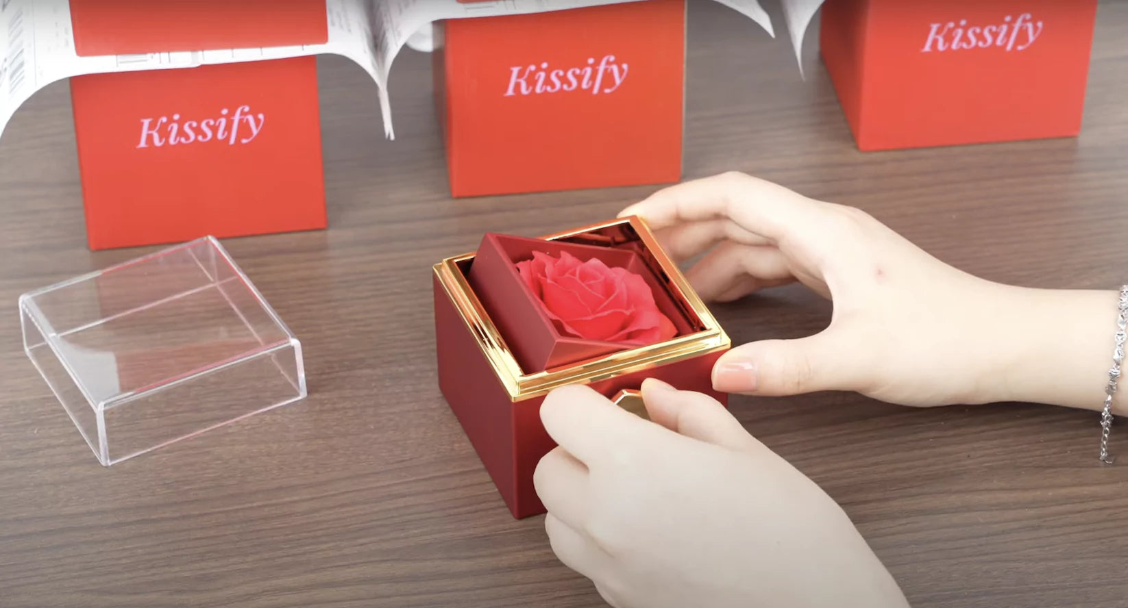 Charger la vidéo : Packing the Eternal Rose Box with Hidden Hug Necklace | Perfect Gift for Loved Ones | Kissify